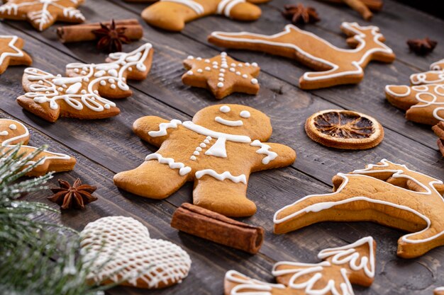 Saborosos biscoitos de gengibre e uma decoração de Natal em fundo de madeira.