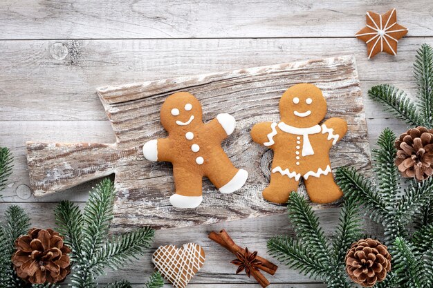 Saborosos biscoitos de gengibre e uma decoração de Natal em fundo de madeira.