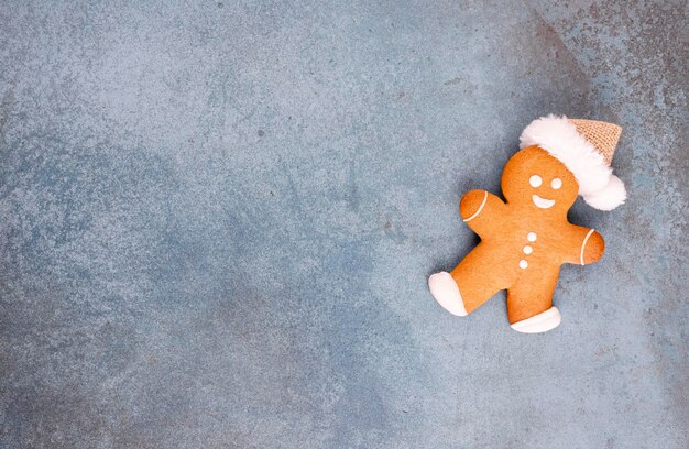 Saborosos biscoitos de gengibre e uma decoração de Natal em fundo pastel.