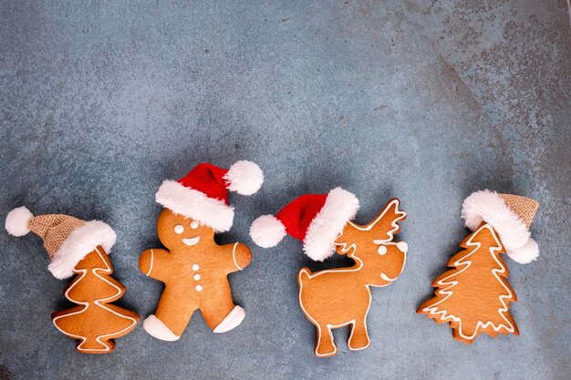 Saborosos biscoitos de gengibre e uma decoração de natal em fundo pastel.