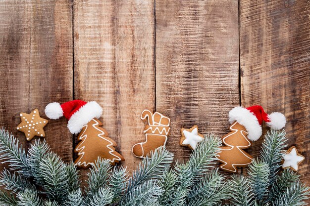 Saborosos biscoitos de gengibre e uma decoração de Natal em fundo pastel.