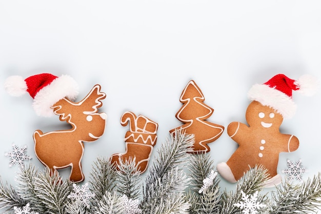 Saborosos biscoitos de gengibre e uma decoração de Natal em fundo pastel.