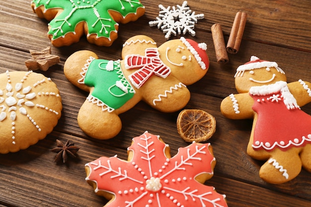 Saborosos biscoitos de Natal com fundo de madeira