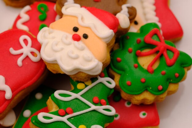 saborosos biscoitos de Natal em uma mesa de madeira. deliciosos biscoitos de Natal coloridos. noite de natal.