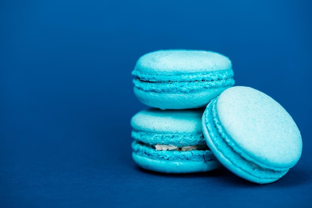 Saborosos biscoitos franceses sobre fundo azul com espaço de cópia
