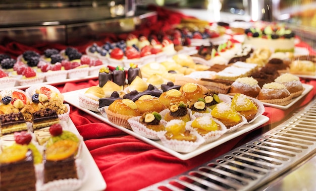 Saborosos bolos bonitos em uma vitrine no café