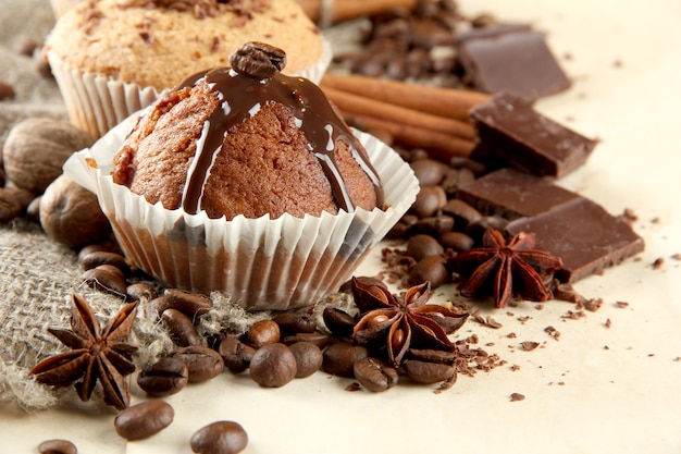 Saborosos bolos de muffin com chocolate, especiarias e sementes de café, em fundo bege