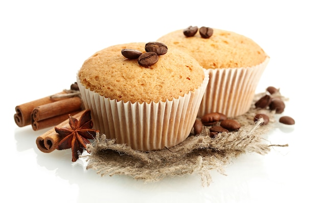 Saborosos bolos de muffin em serapilheira, especiarias e sementes de café, isolados no branco