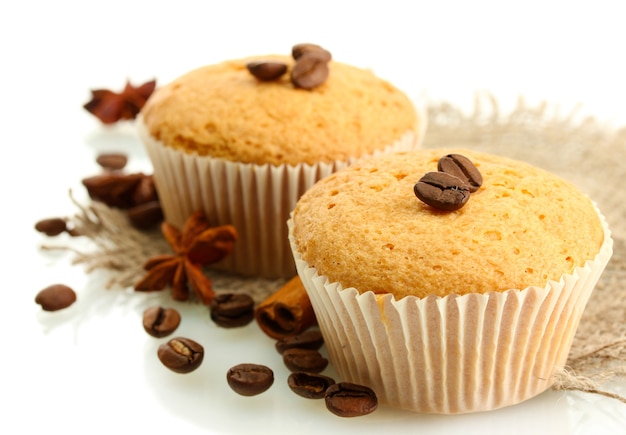 Saborosos bolos de muffin em serapilheira, especiarias e sementes de café, isolados no branco