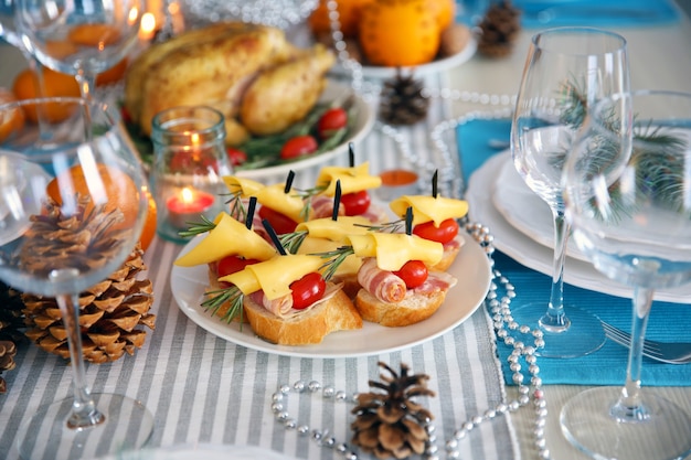 Saborosos canapés para um jantar festivo. configuração da mesa do dia de ação de graças