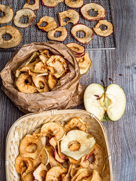 Saborosos chips de maçã na mesa de madeira lanche de frutas vegetariano saudável saudável ou ingrediente para cozinhar