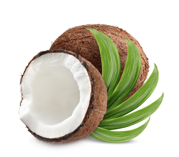 Saborosos cocos maduros e folhas verdes sobre fundo branco