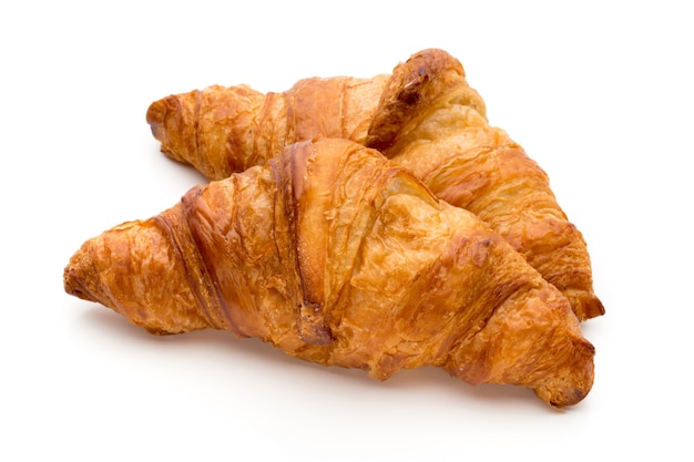 Saborosos croissants amanteigados em fundo branco.