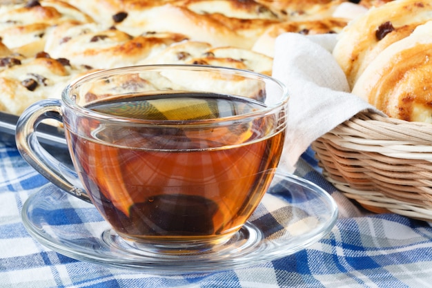 Saborosos croissants e xícara de café na mesa