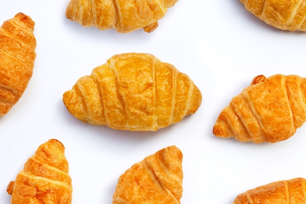 Saborosos croissants em fundo branco.