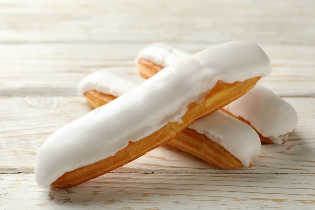 Saborosos éclairs com creme de madeira