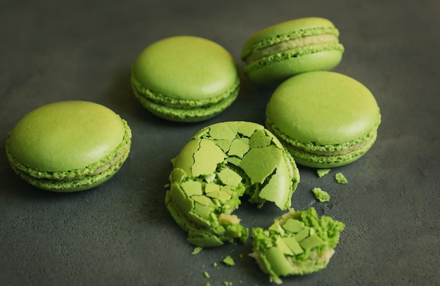 Saborosos macarons verdes em fundo cinza