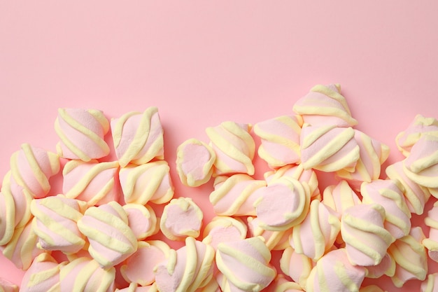 Saborosos marshmallows em fundo rosa