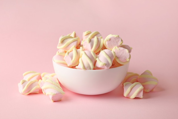 Saborosos marshmallows em fundo rosa