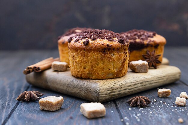 Saborosos muffins apimentados com streusel de chocolate e canela e estrela de anis