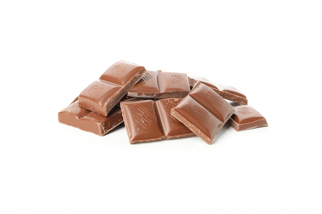 Saborosos pedaços de chocolate isolados no fundo branco