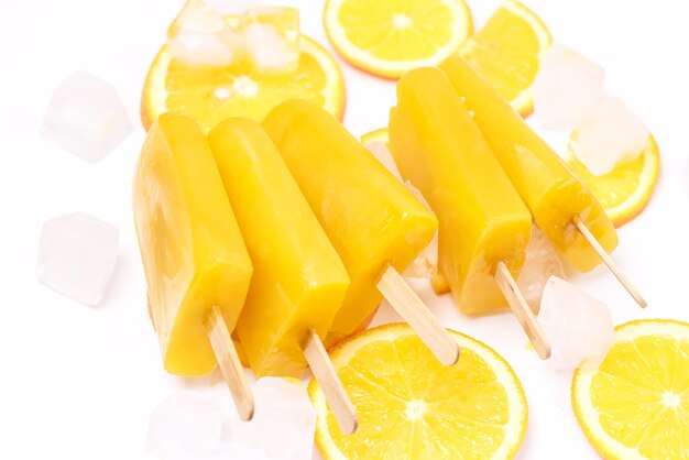 Saborosos picolés caseiros com suco de laranja ice fruit lollies em palitos cubo de gelo