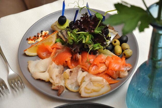 Saborosos pratos de peixe em banquete em restaurante