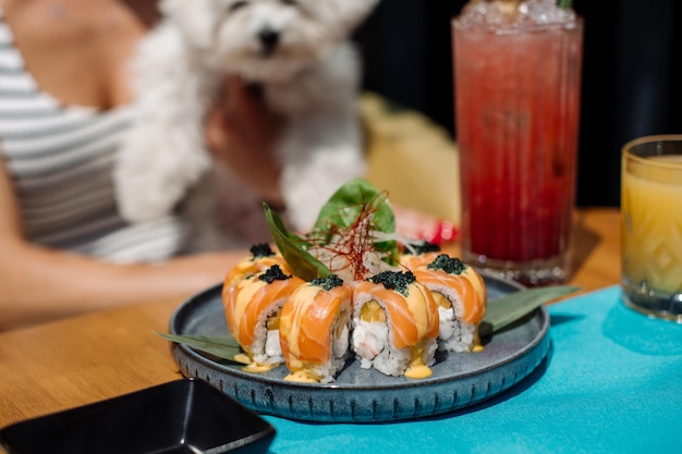 Saborosos rolos de sushi com salmão no prato no restaurante