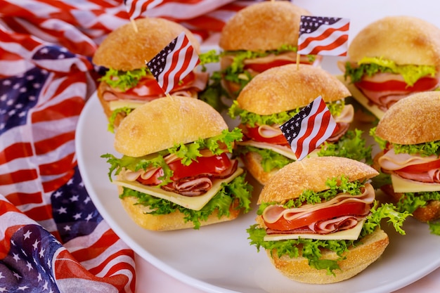 Saborosos sanduíches com presunto, tomate, queijo e alface para o feriado americano