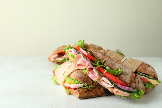 Saborosos sanduíches de ciabatta em fundo branco texturizado