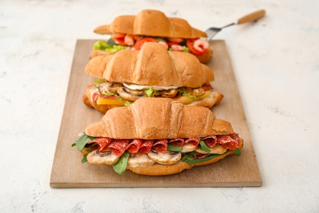 Saborosos sanduíches de croissant na mesa