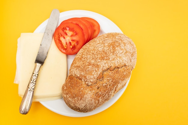 Saborosos sanduíches de torrada com queijo no prato