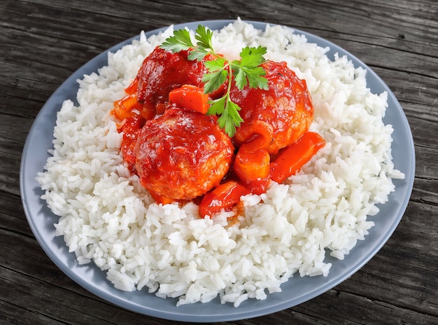 Sabrosa albóndiga de pavo caliente estofada en salsa de tomate y verduras servida con arroz de grano largo