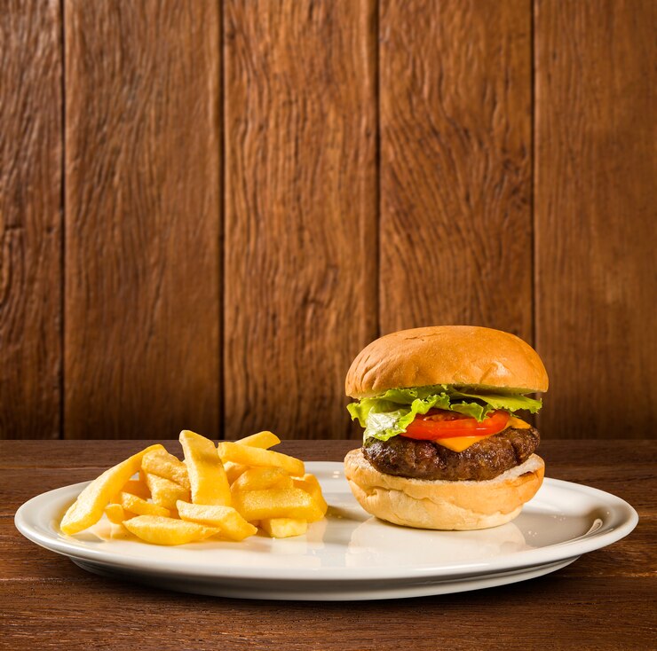 Sabrosa y apetitosa hamburguesa con queso y ensalada