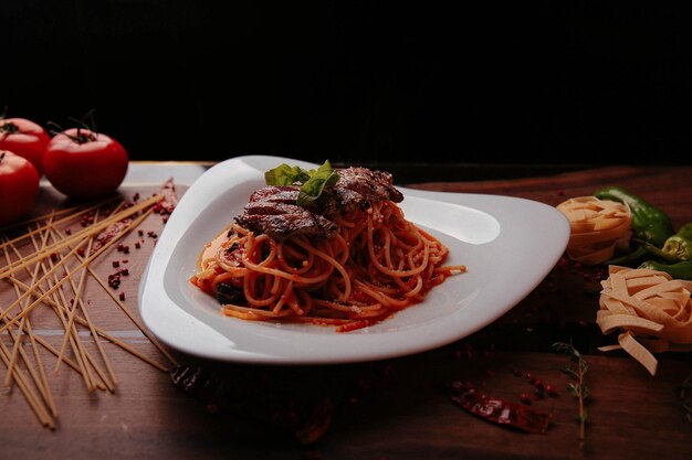 Sabrosa y apetitosa pasta clásica italiana con una deliciosa salsa.