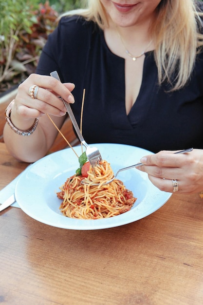 Sabrosa y apetitosa pasta clásica italiana con una deliciosa salsa.