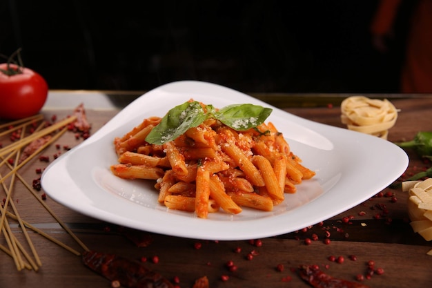 Sabrosa y apetitosa pasta clásica italiana con una deliciosa salsa.