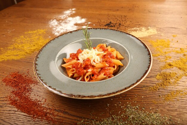 Sabrosa y apetitosa pasta clásica italiana con una deliciosa salsa.