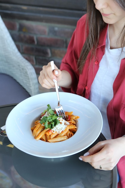 Foto sabrosa y apetitosa pasta clásica italiana con una deliciosa salsa.