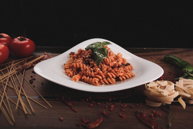 Sabrosa y apetitosa pasta clásica italiana con una deliciosa salsa.