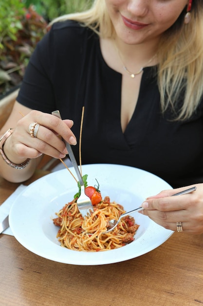 Sabrosa y apetitosa pasta clásica italiana con una deliciosa salsa.