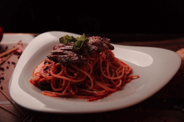 Sabrosa y apetitosa pasta clásica italiana con una deliciosa salsa.