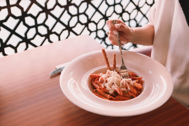 Sabrosa y apetitosa pasta clásica italiana con una deliciosa salsa.