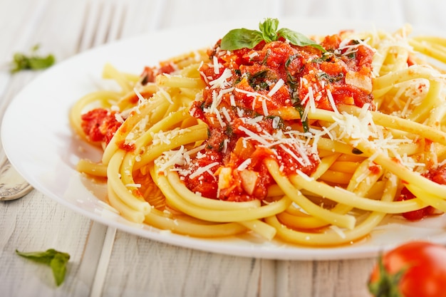 Sabrosa y apetitosa pasta de espagueti italiana clásica con salsa de tomate