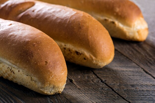 Sabrosa baguette en mesa de madera