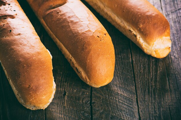 Sabrosa baguette en mesa de madera