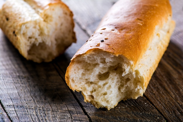 Sabrosa baguette en mesa de madera