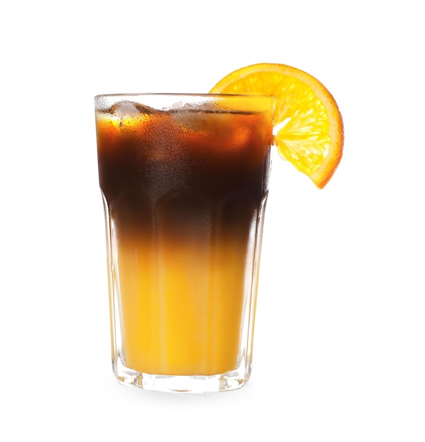 Sabrosa bebida refrescante con café y jugo de naranja en vidrio aislado en blanco