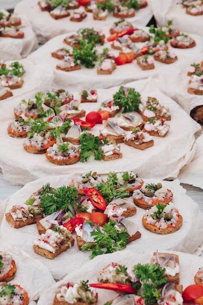 Sabrosa bruschetta con carne y perejil en la mesa.