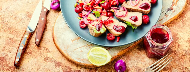 Sabrosa carne al horno con frutos rojos, salsa de cerezas para la carne.